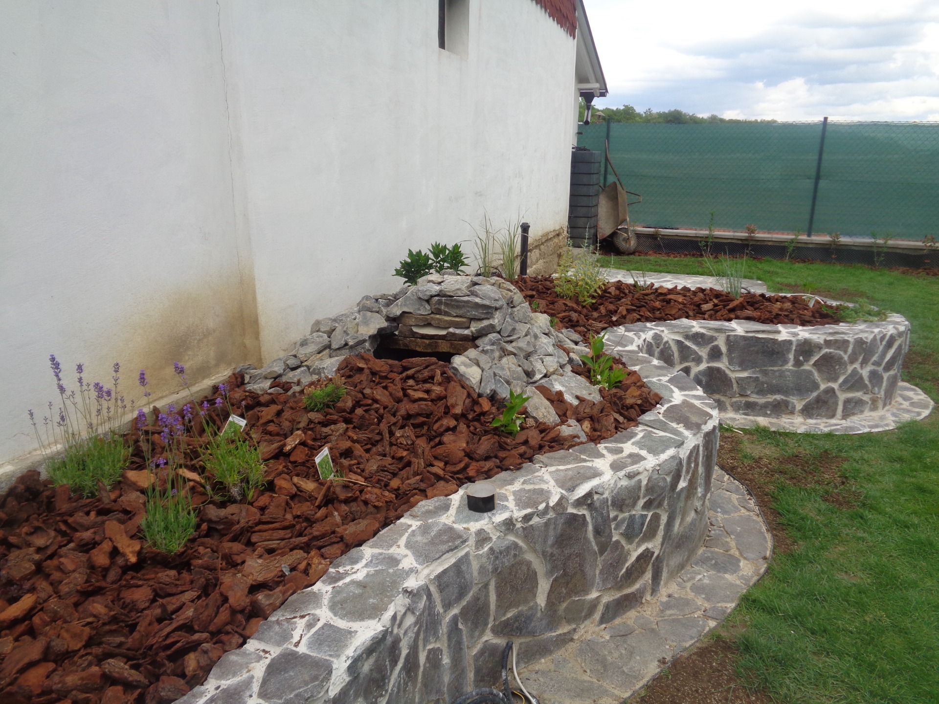 Realizace vyvýšených záhonů nalepením kamenné dlažby+instalace světel,Brno Líšen