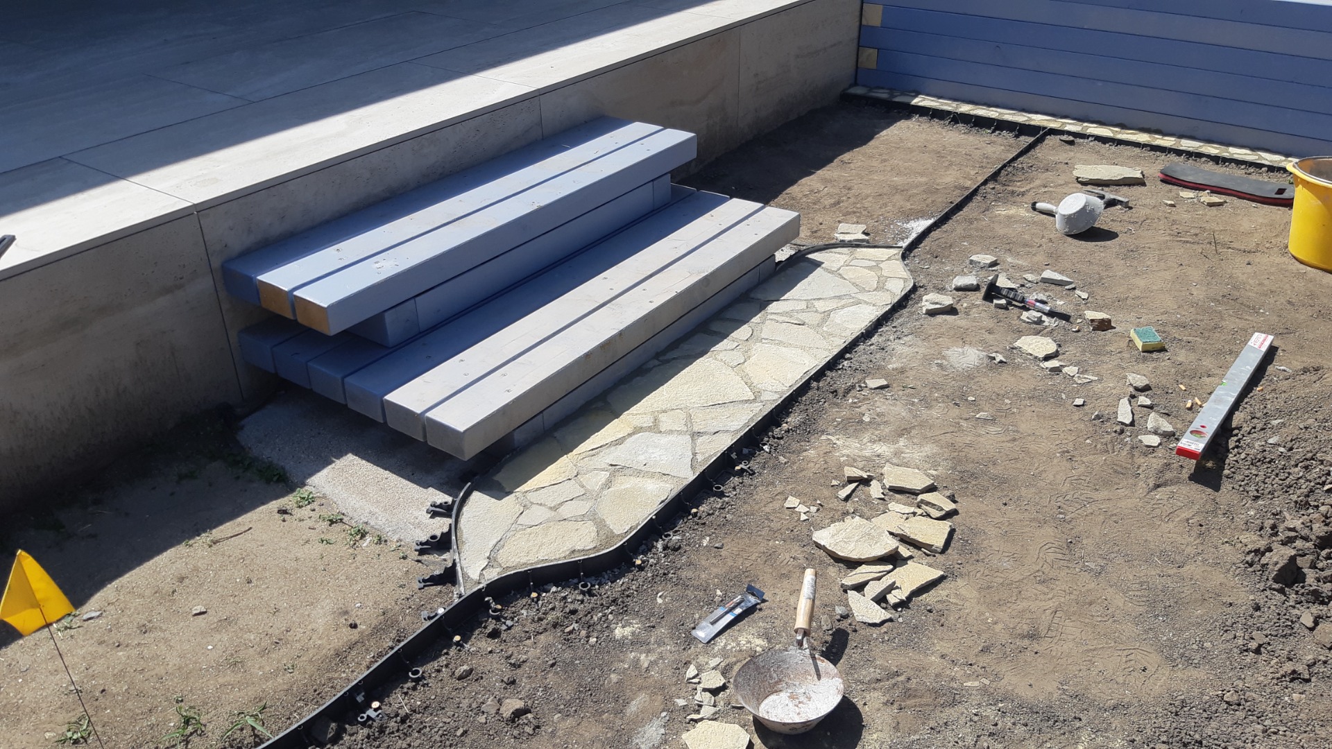 Výroba dřevěných schodů + pokládka dlažby do betonu, Lelekovice