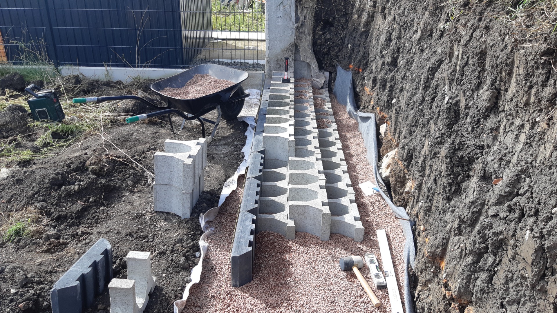 Skládání zídky ze stavobloku, Tišnov