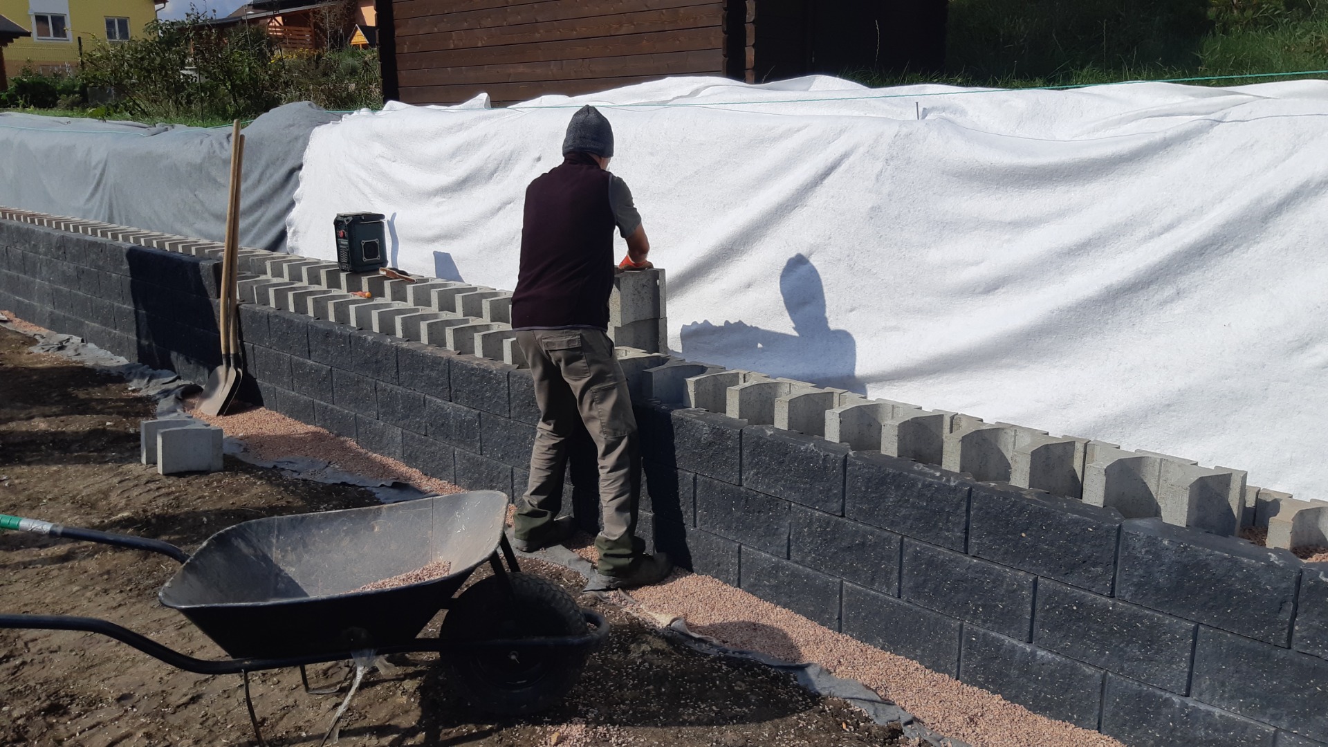 Skládání zídky ze stavobloku, Tišnov