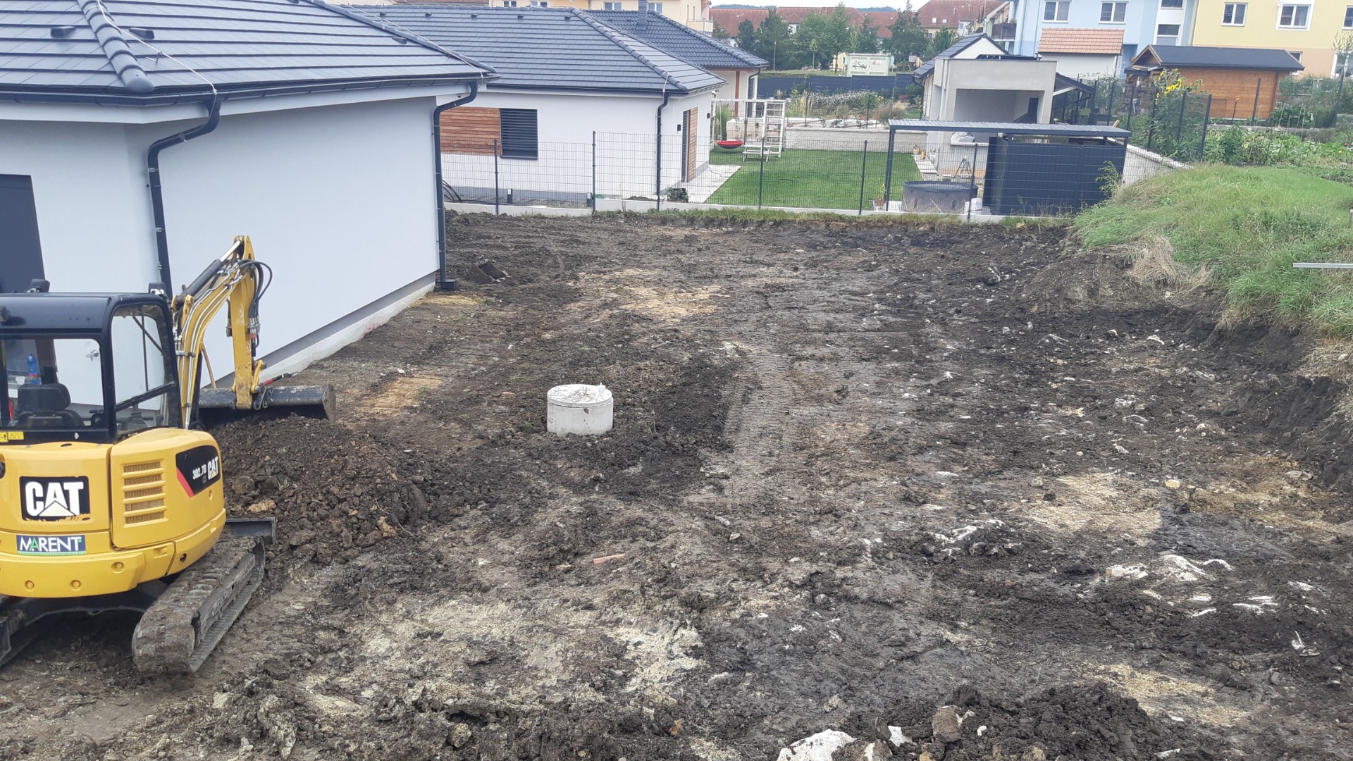 Výkopové práce,modelace + odebírání špatné hlíny, Tišnov