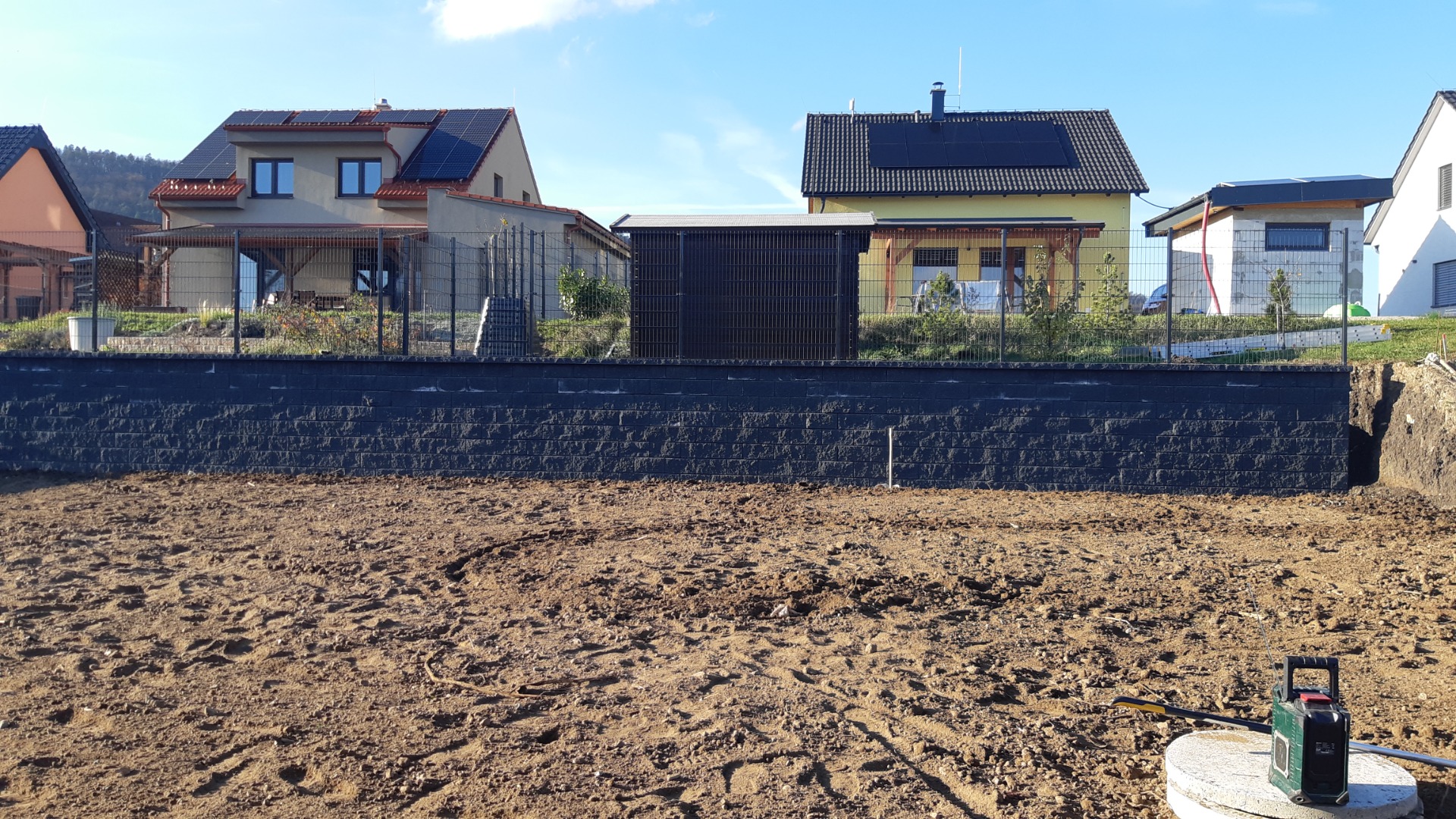 Zídka ze stavobloku + upravený terén na zahradu, Tišnov