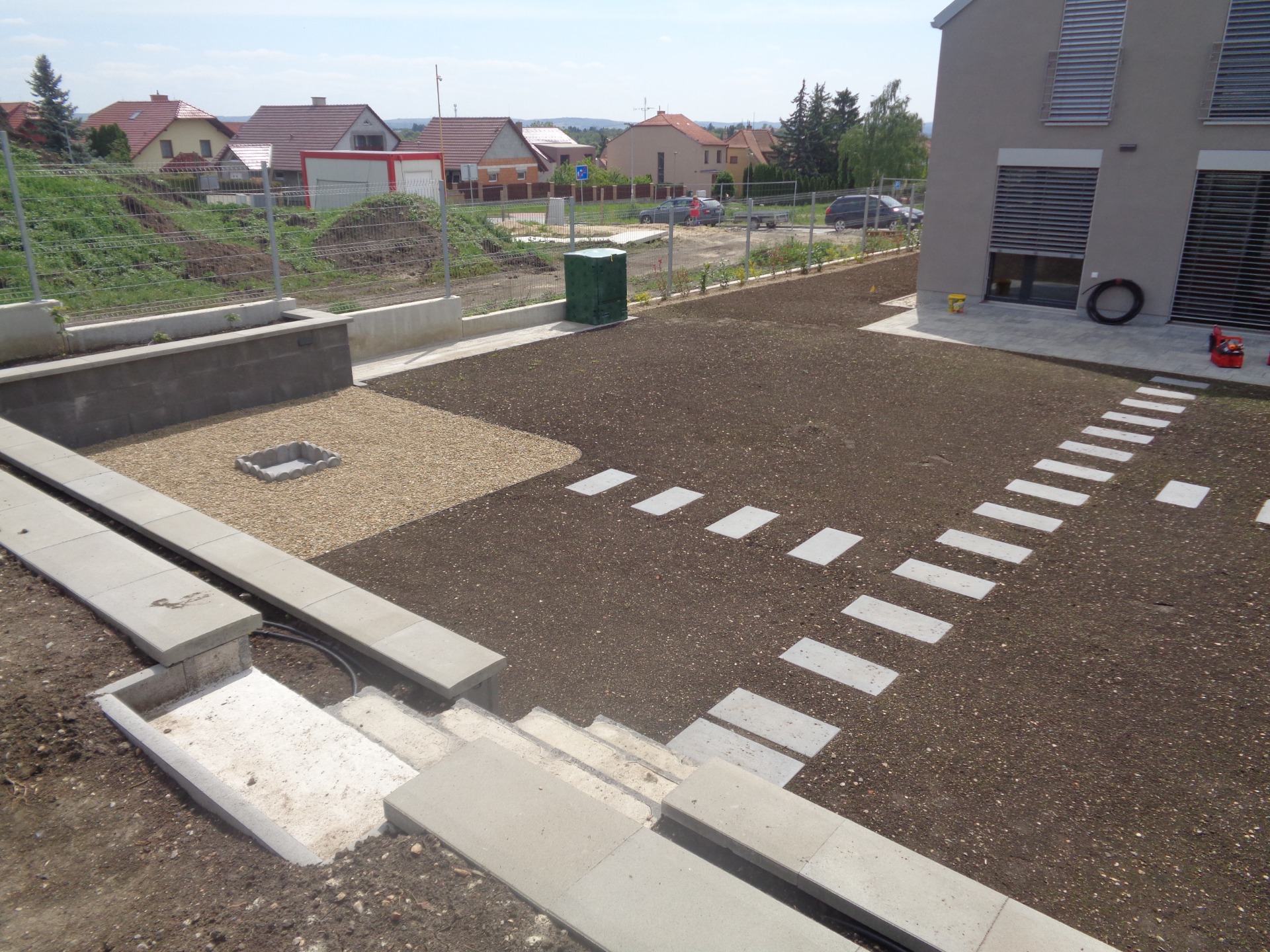 Instalace šlapáku na zahradě, výroba ohniště, Sokolnice