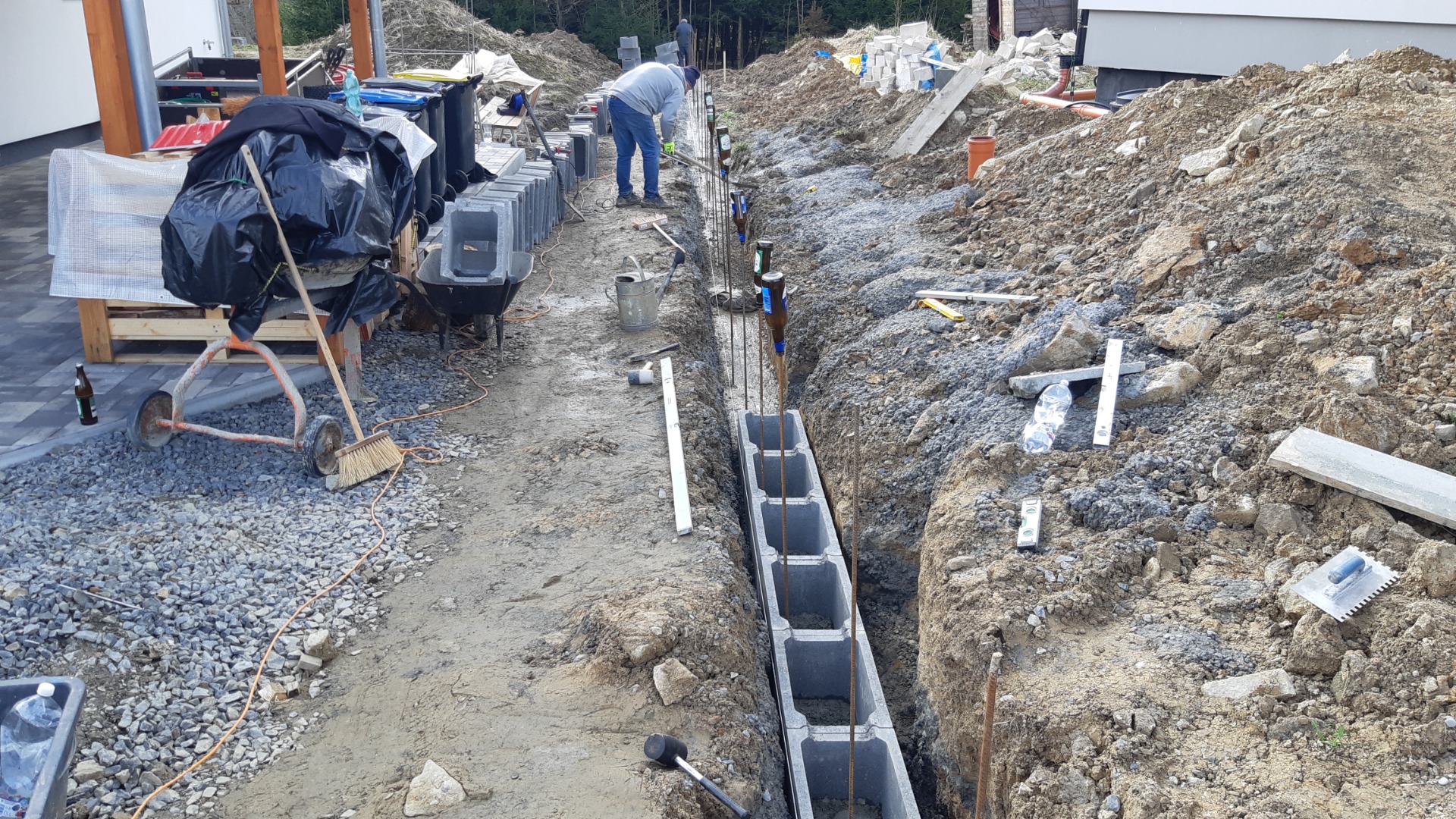 Zakládaní zídky na zahradě, Větřkovice