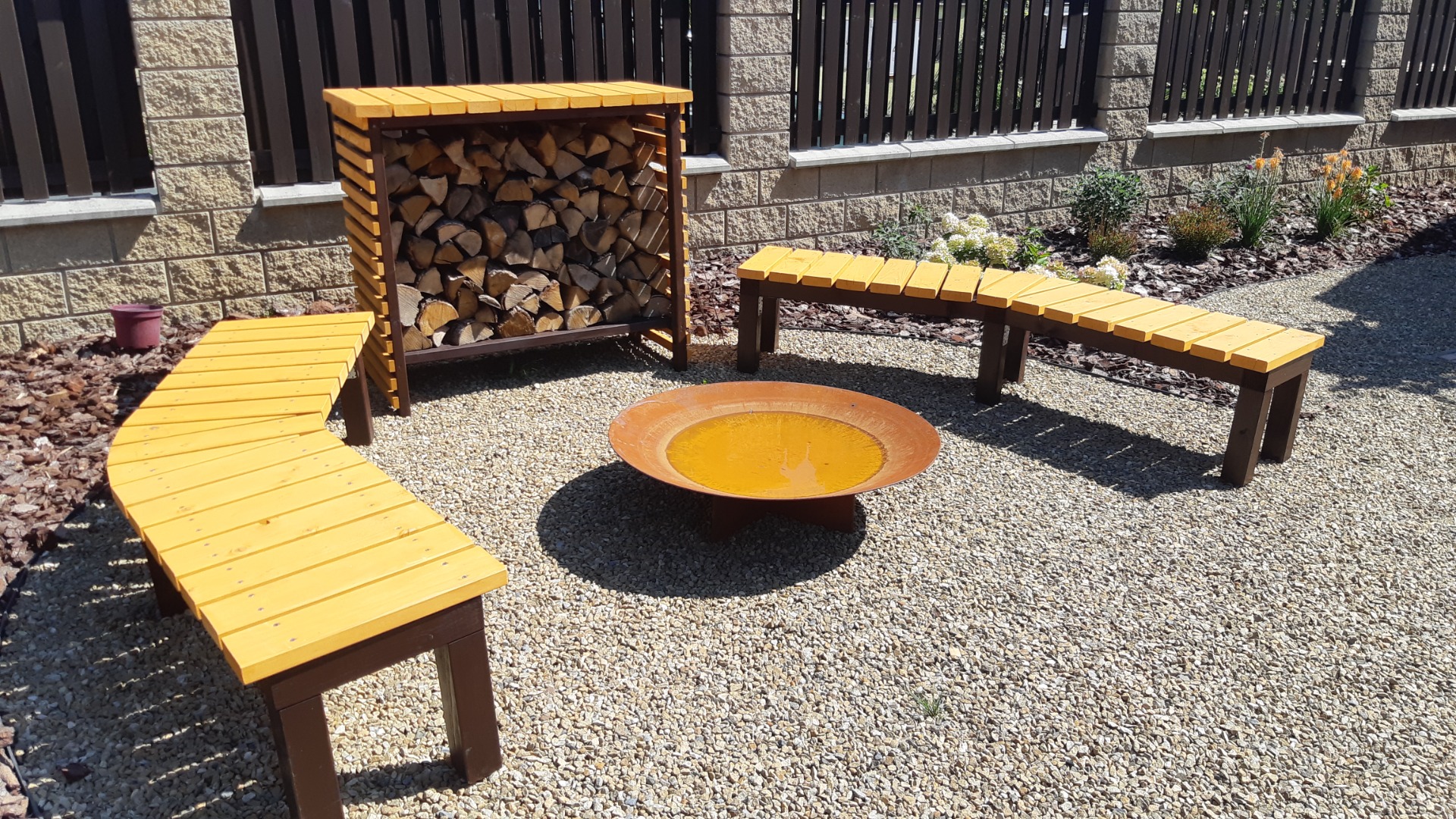 Výroba laviček, dřevníku k ohništi, Rebešovice