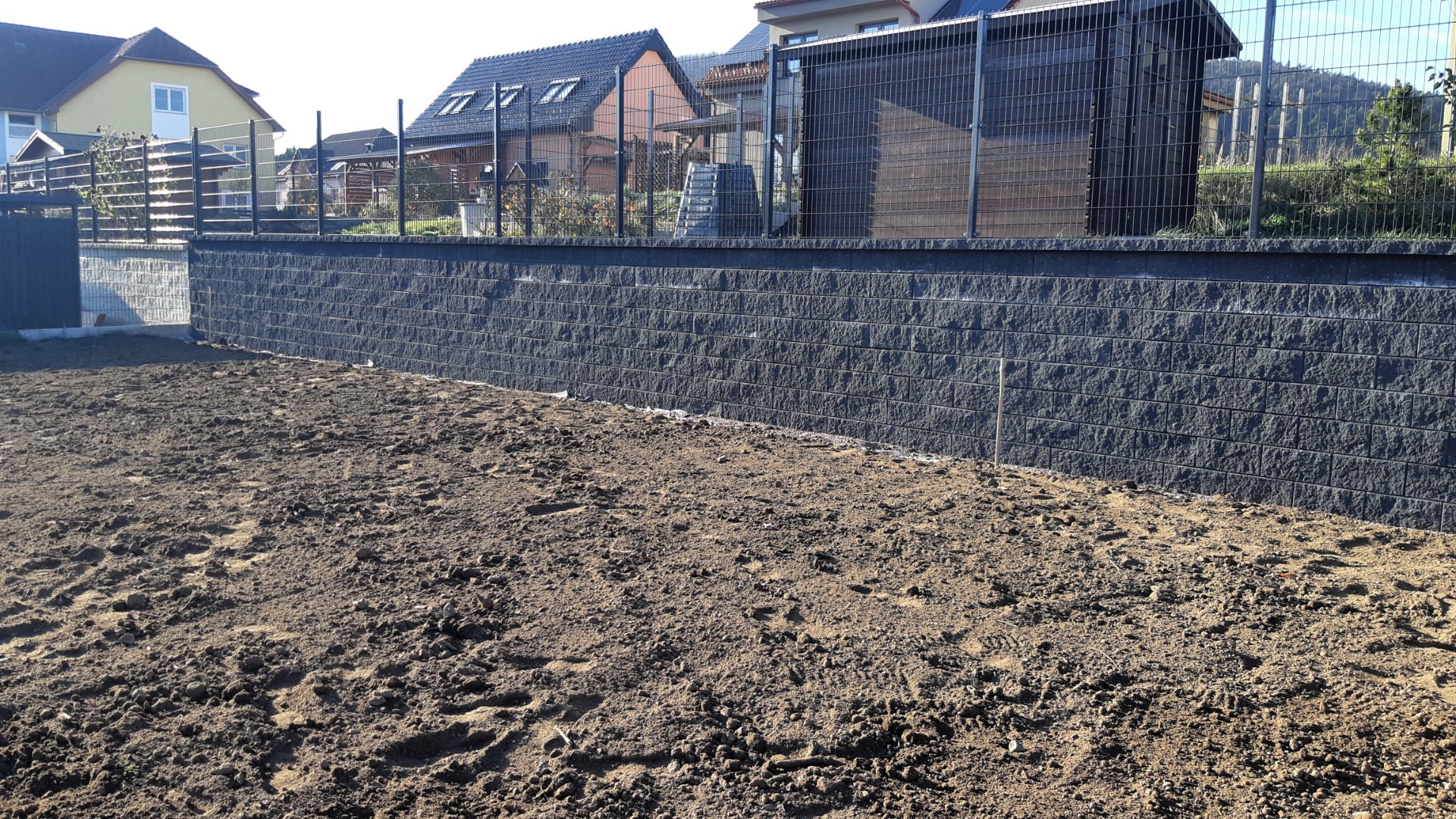 Zídka ze stavobloku + upravený terén na zahradu, Tišnov